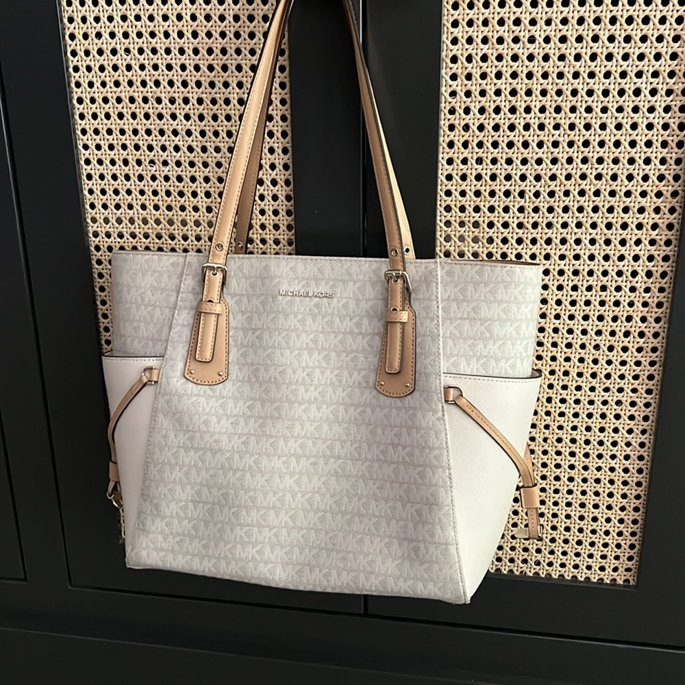 Michael Kors bag in new condition. Tote size. Lots of great pockets.